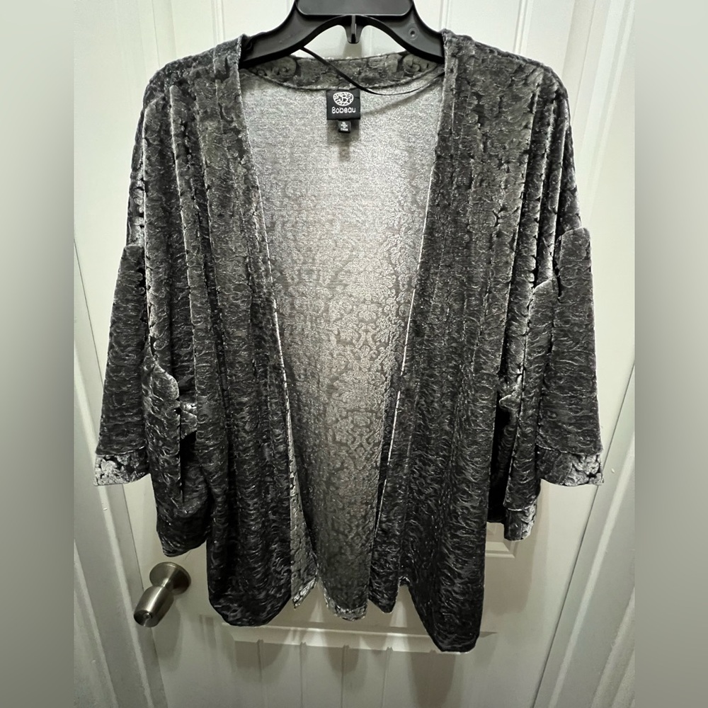 - Bobeau Gray Floral Velvet Burn out Bell sleeve Kimono Jacket size XL